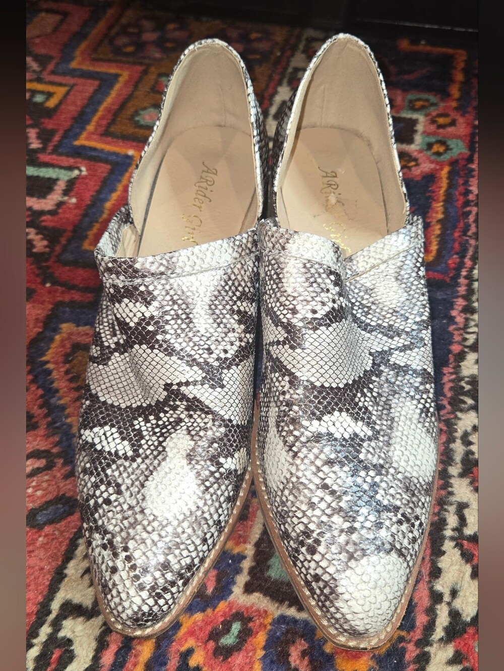 Snake-Print Pointed Loafers - White/Black